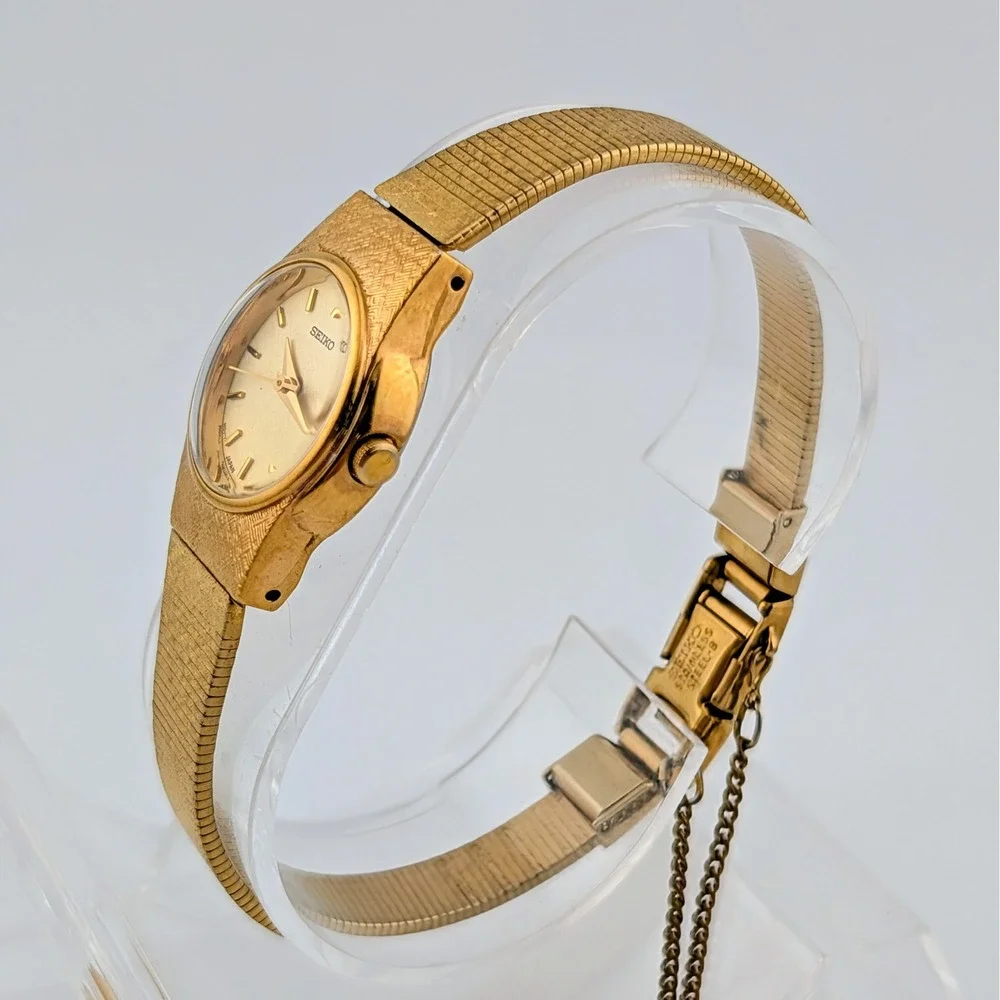 Vintage Seiko V401-1810 Gold Tone Textured Dial Dress Watch 20mm 6.25